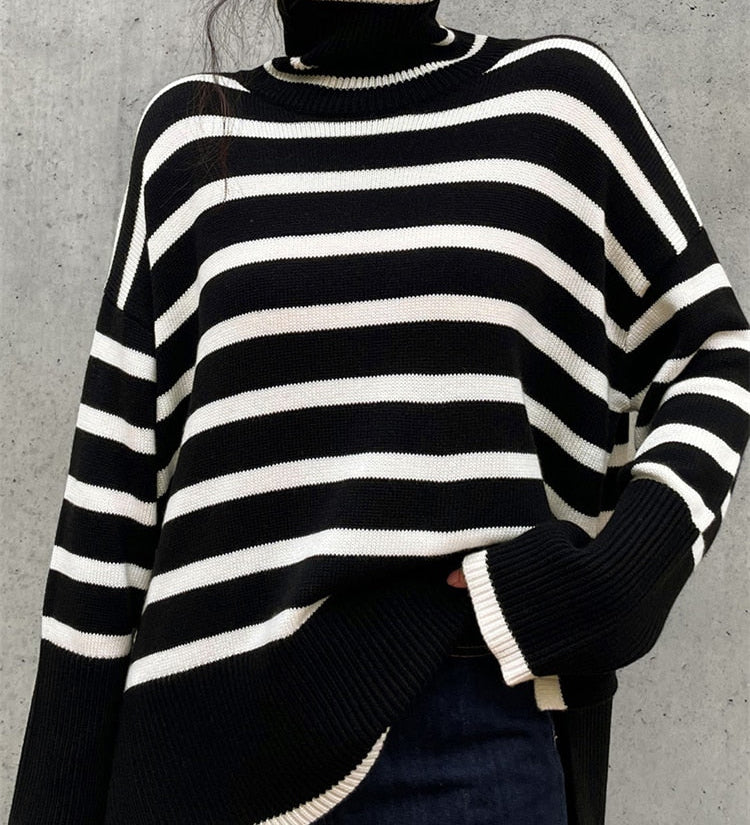 Kiara – Dryžuotas megztinis su aukštu kaklu