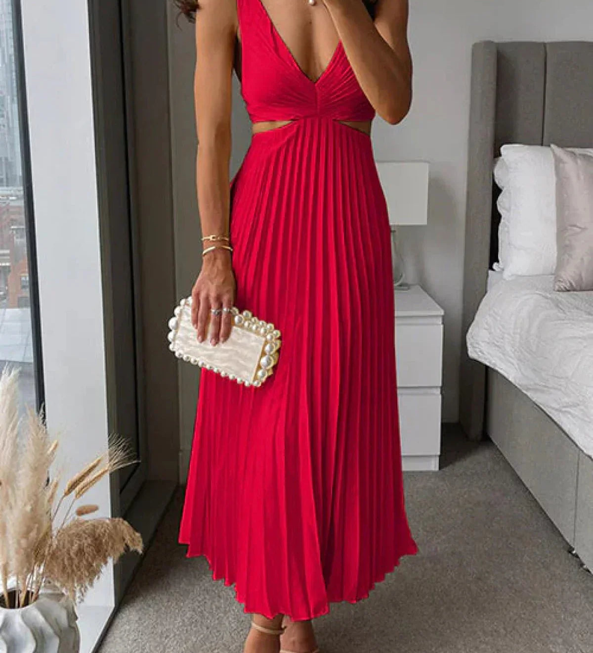 Benedykta – Midi suknelė su elegantišku iškirpimu liemenyje