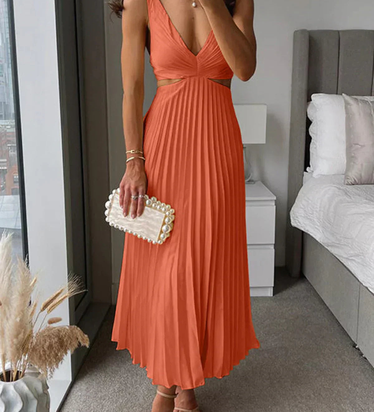 Benedykta – Midi suknelė su elegantišku iškirpimu liemenyje